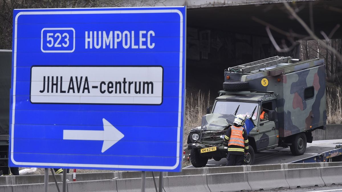 V Jihlavě se srazila auta konvoje nizozemské armády. Nehoda uzavřela silnici